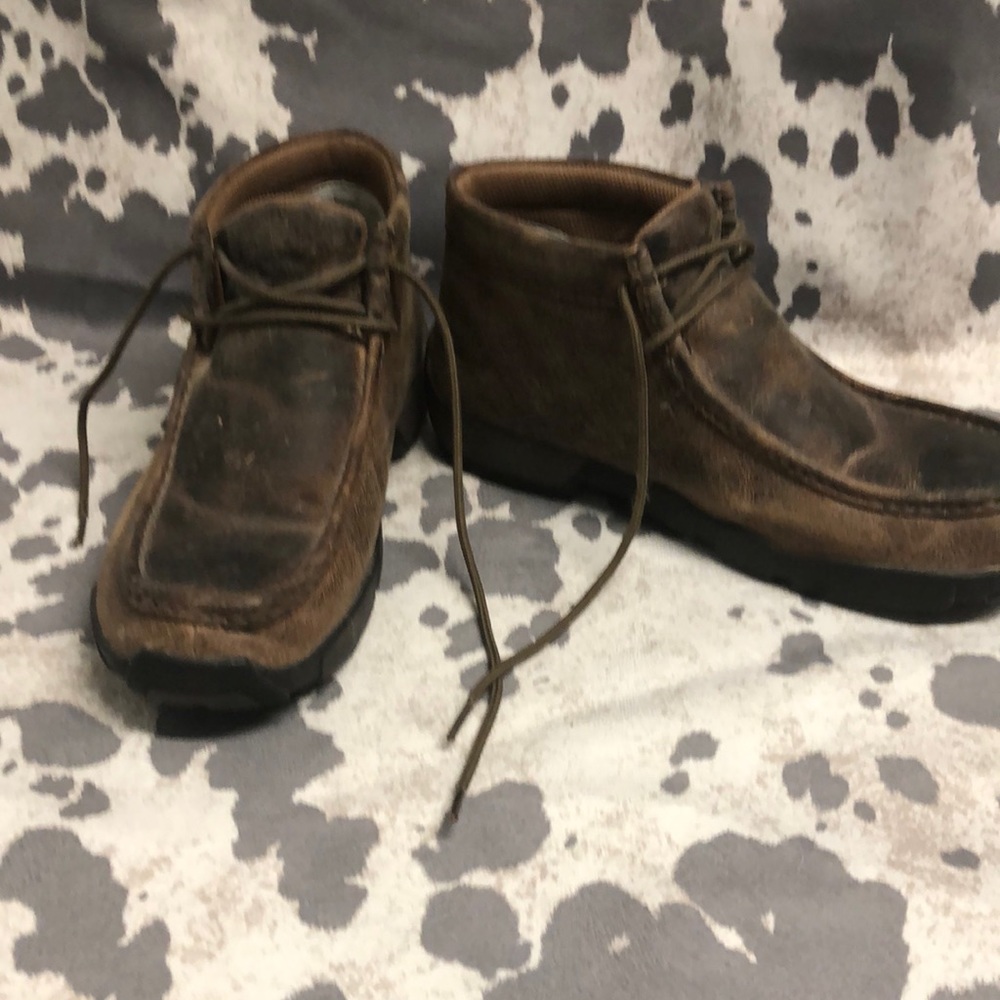 Mens Justin Chukkas. Size 9. Gently used. Lots of life left.